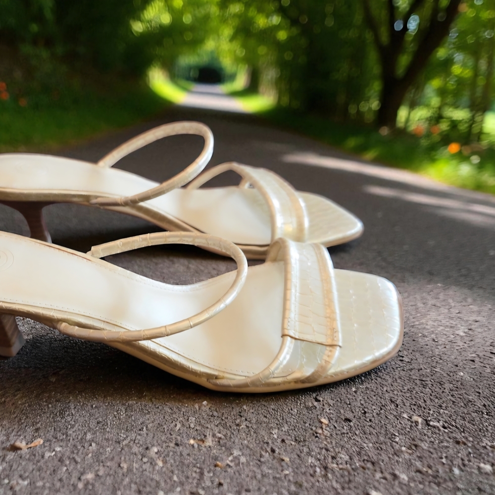 NWOT Urban Outfitters Cream Sandals - Picture 4 of 6